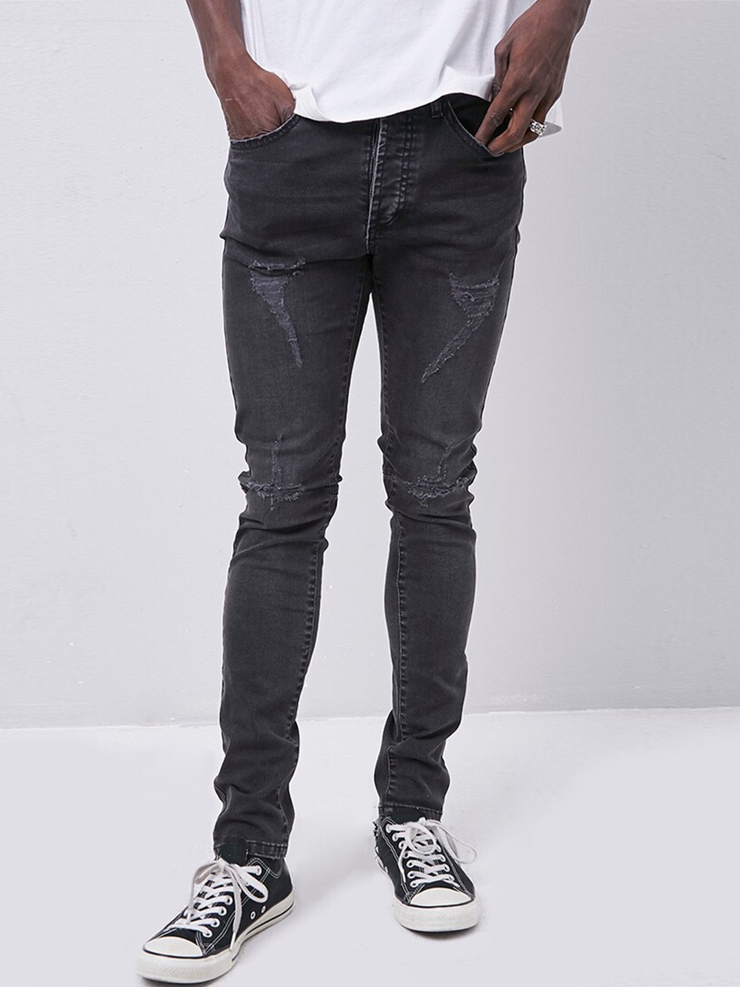

FOREVER 21 Men Black Regular Fit Mid-Rise Highly Distressed Jeans