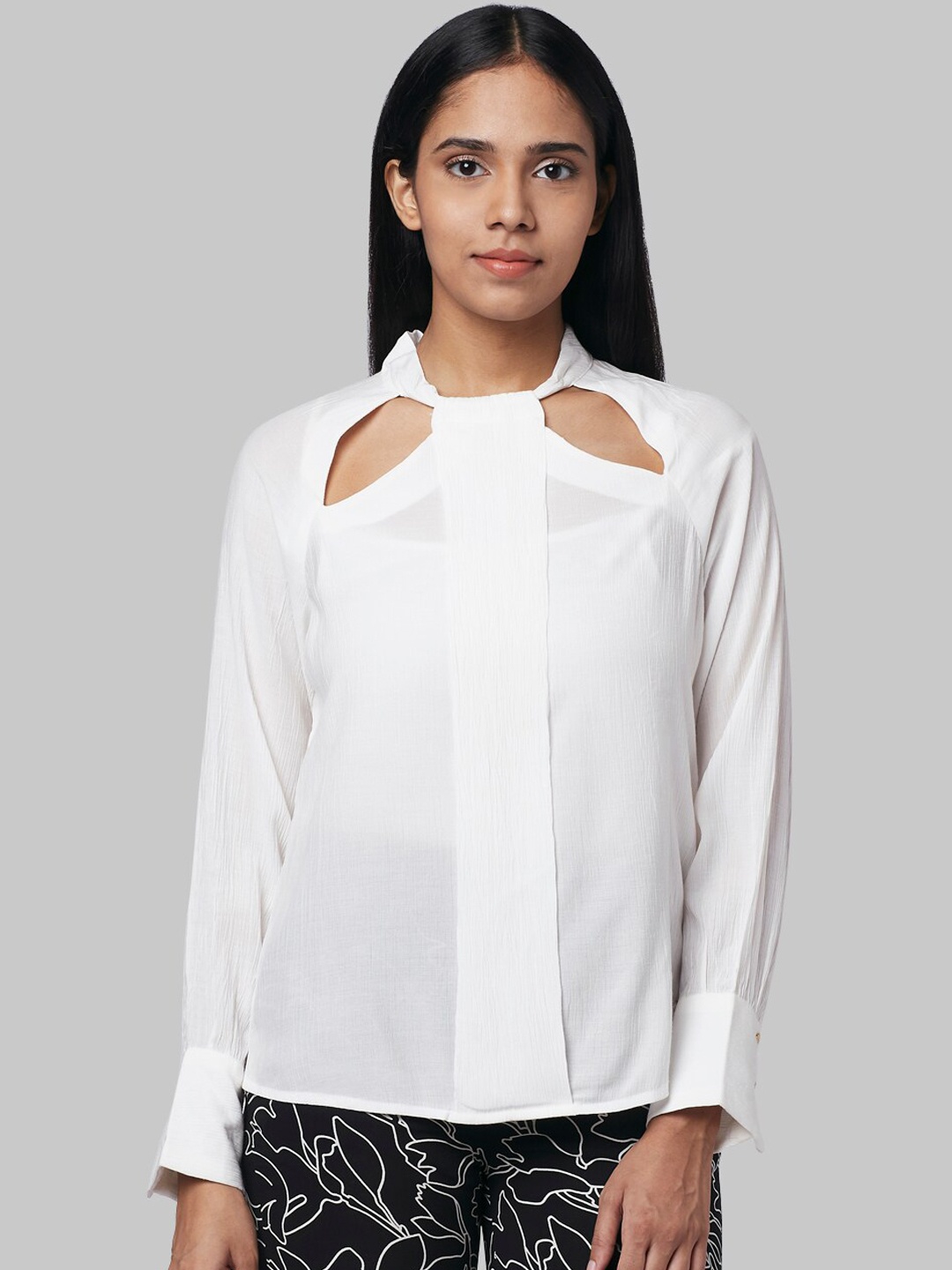 

Park Avenue Woman Women White Cut-Out Solid Top