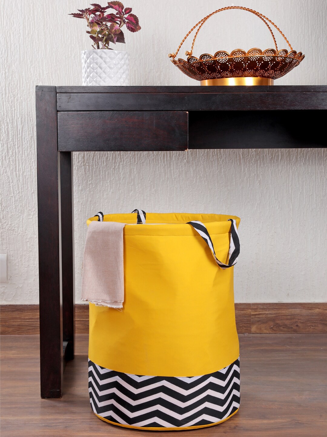 

My Gift Booth Yellow & Black Solid Water-Resistant Laundry Bag