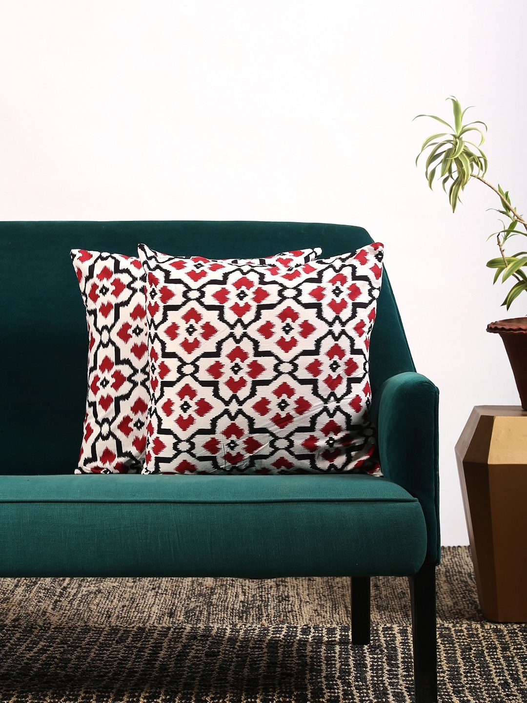 

Contrast Living Set Of 2 White & Red Floral Printed Square Cushion Covers
