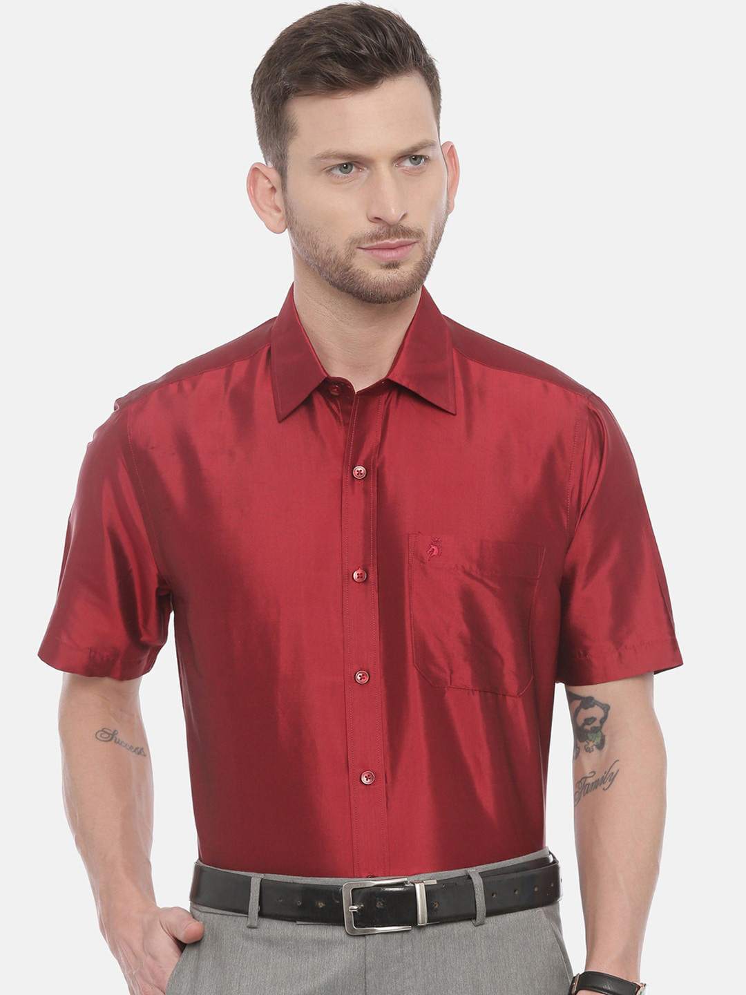 

Khoday Williams Men Red Regular Fit Solid Casual Shirt