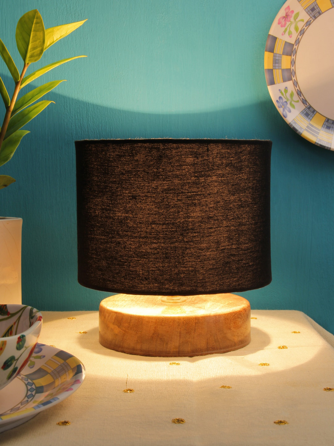 

Devansh Black Solid Cylindrical Table Lamp