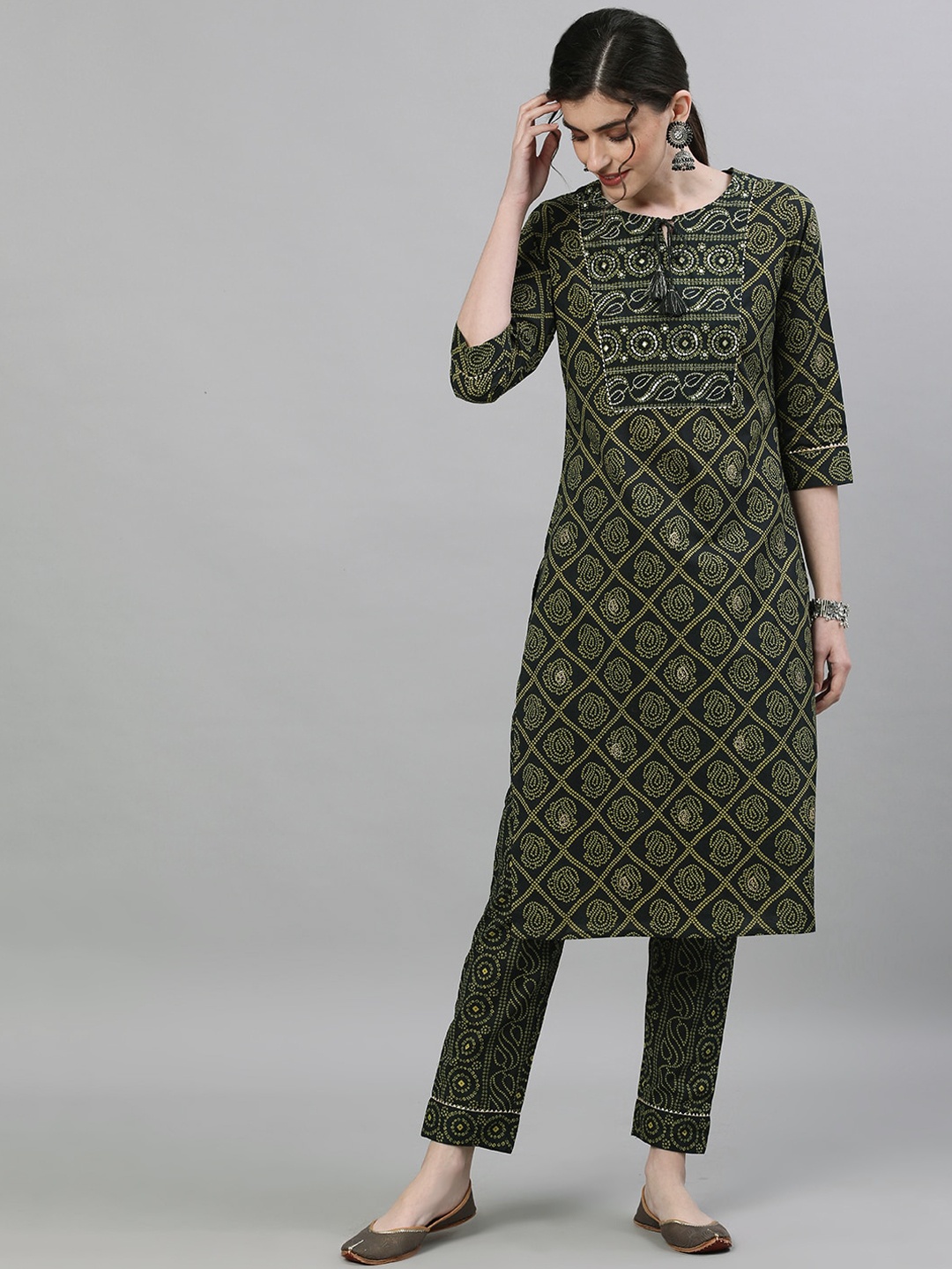 

Ishin Women Black & Green Printed Kurta with Trousers