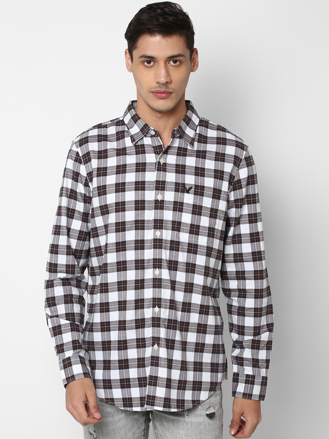 

AMERICAN EAGLE OUTFITTERS Men White & Black Regular Fit Checked Casual Shirt