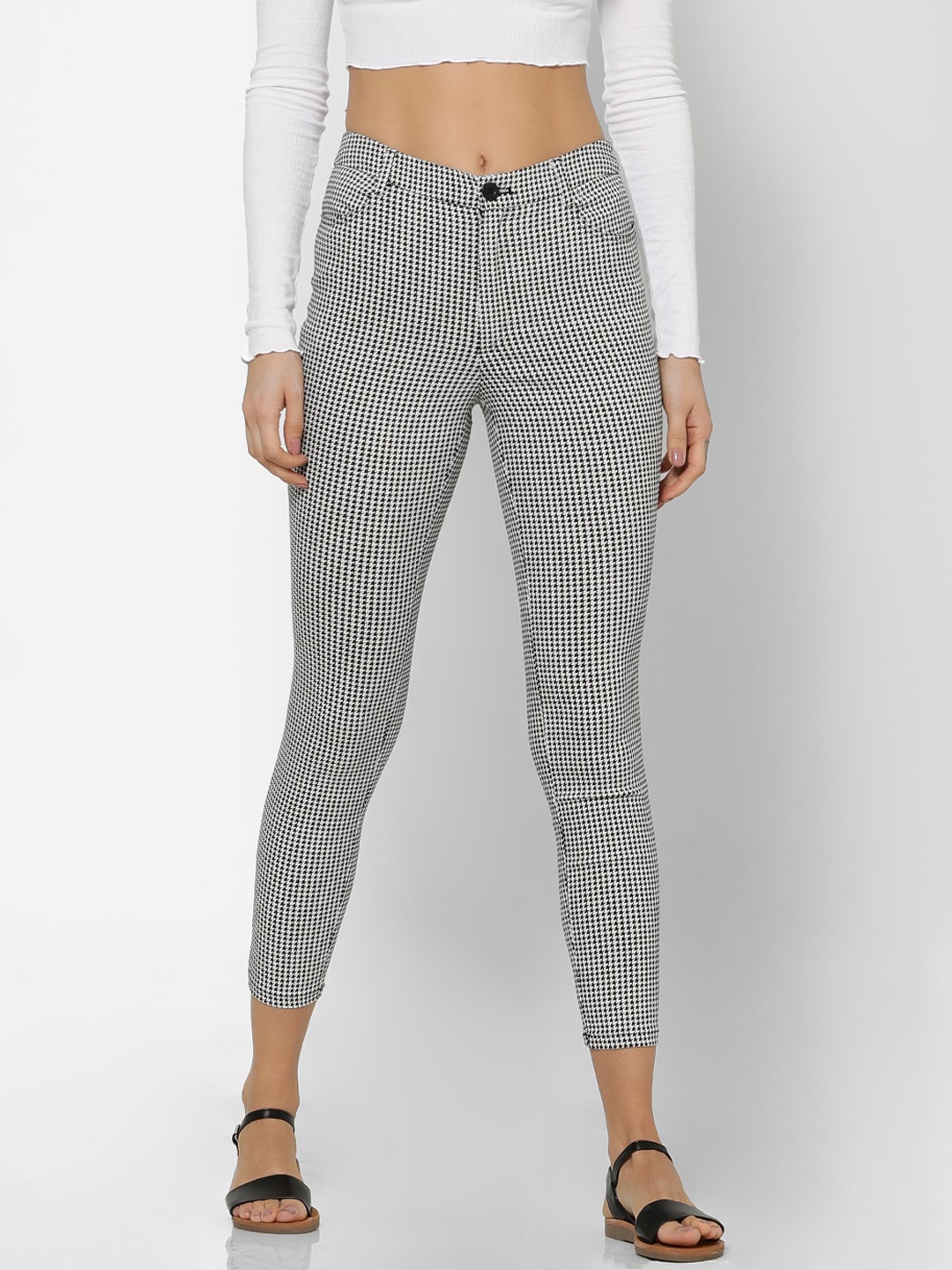 

FOREVER 21 Women Black & White Regular Fit Printed Regular Trousers