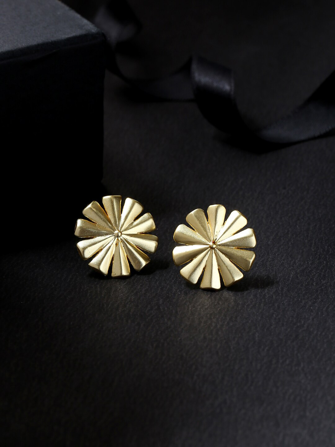 

Voylla Gold-Toned Floral Studs