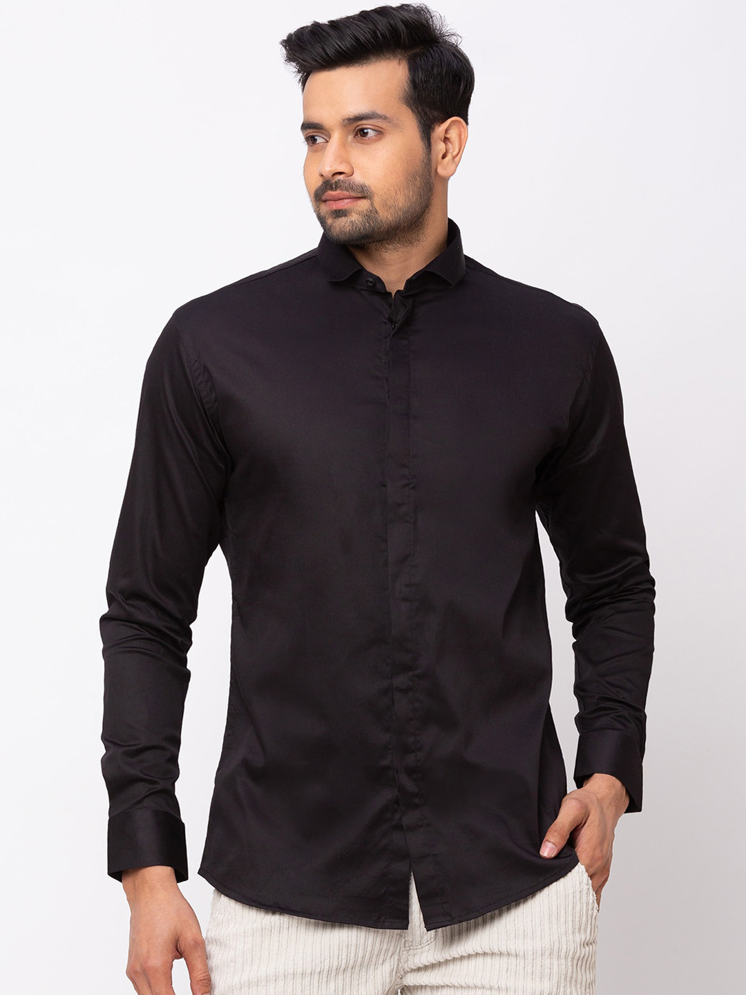 

mode de base Men Black Slim Fit Solid Casual Shirt