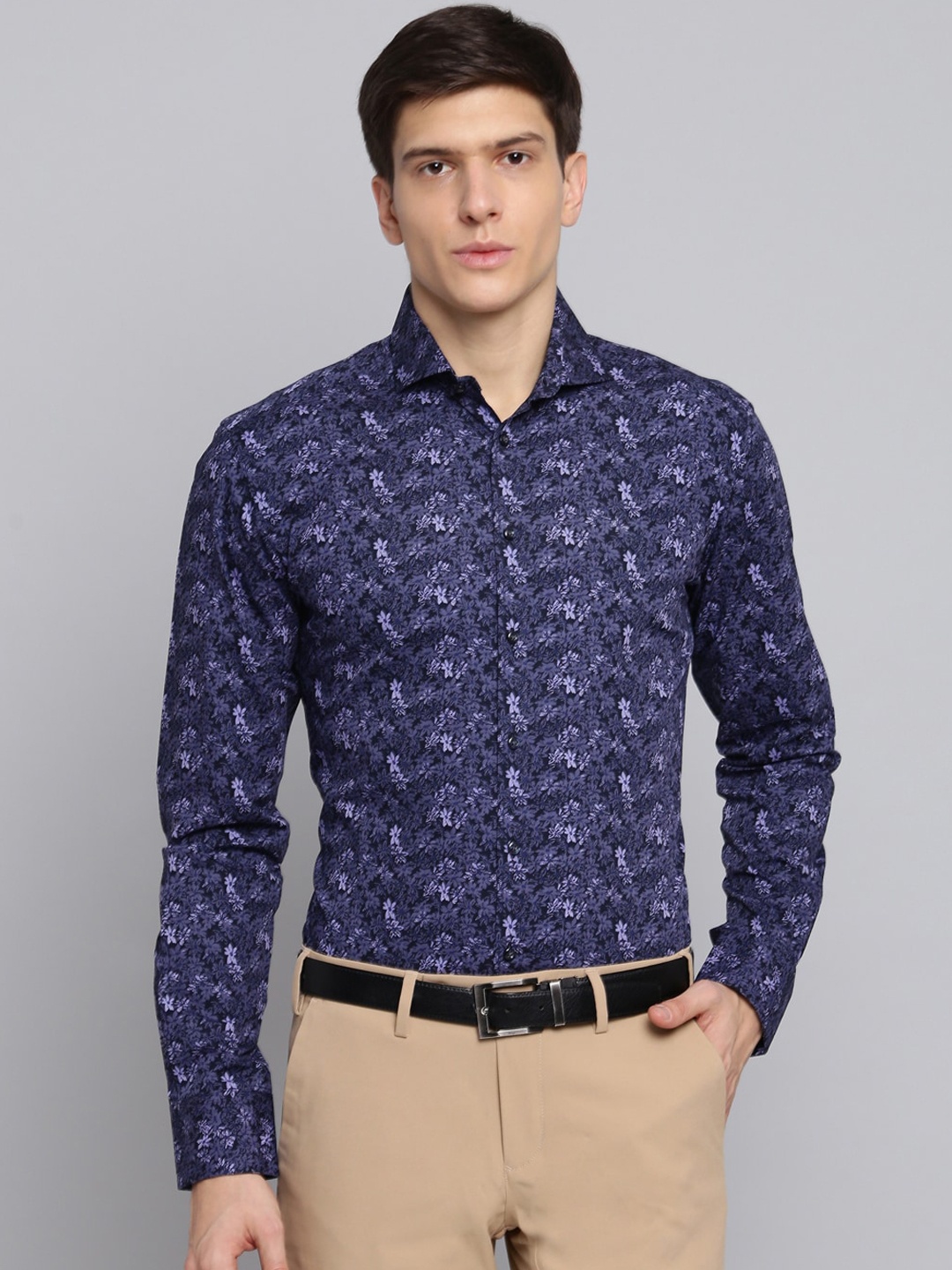 

Bruun & Stengade Men Navy Blue Regular Fit Floral Printed Casual Shirt