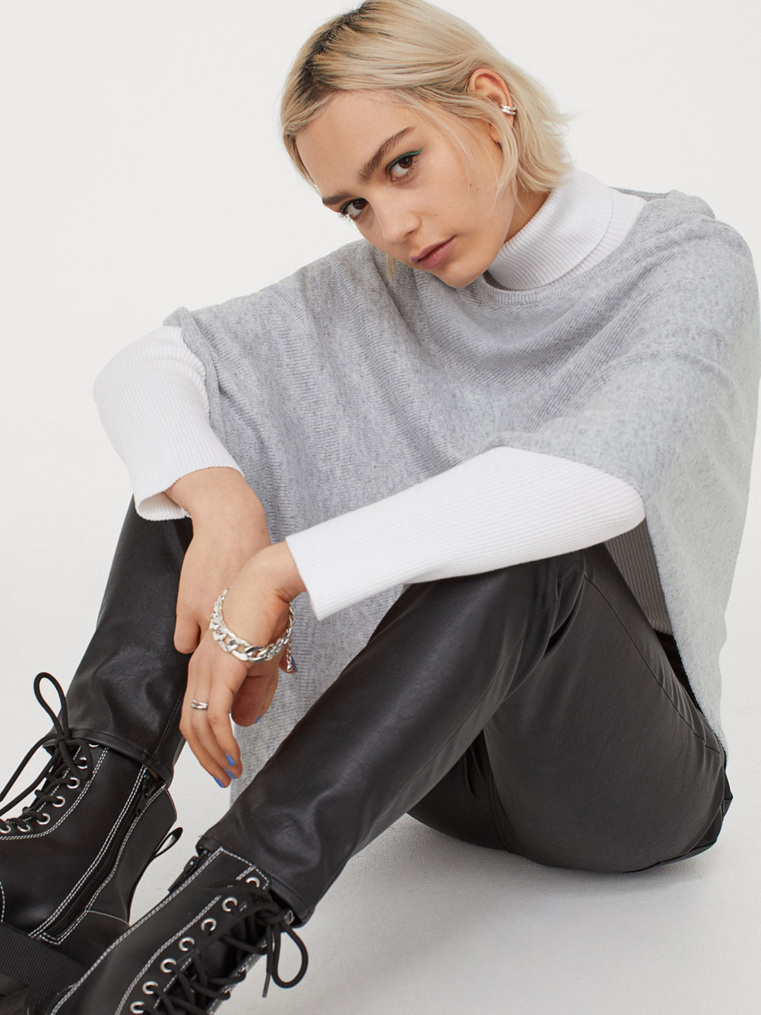 

H&M Women Grey Knitted Poncho
