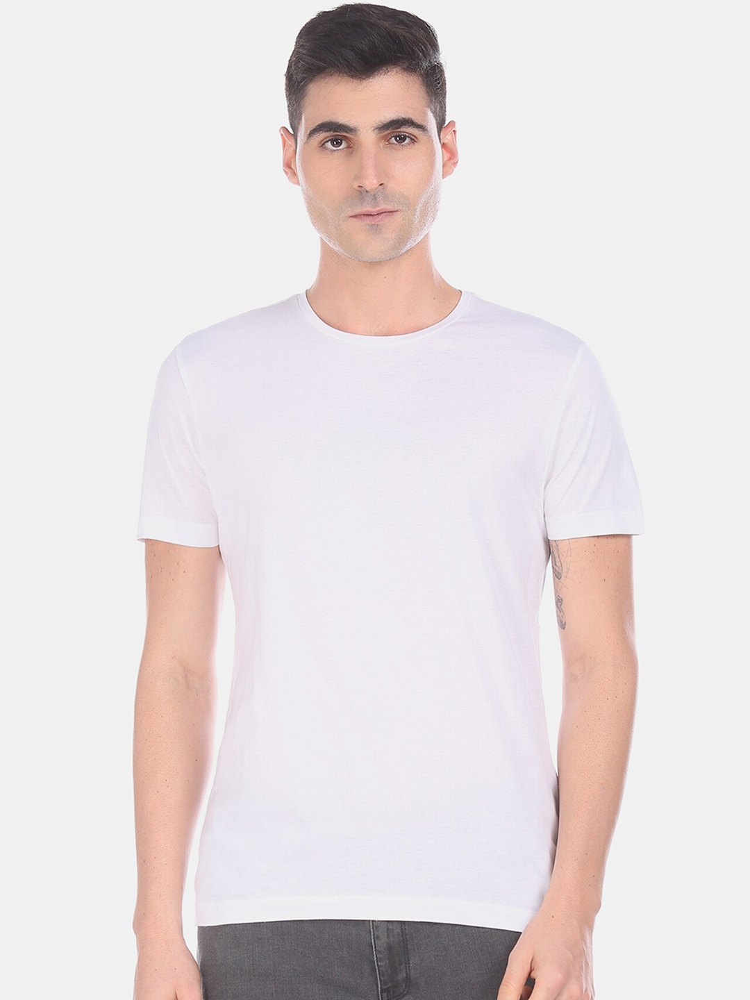 

Arrow Men White Solid Round Neck T-shirt