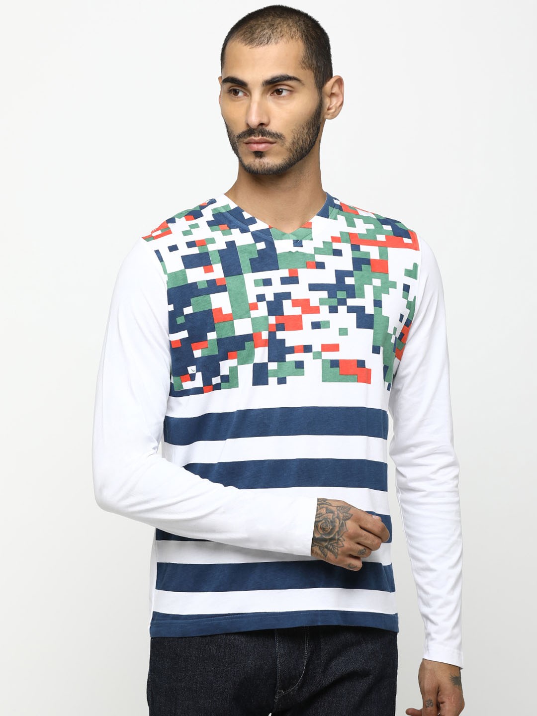 

Huetrap Men White Striped V-Neck T-shirt