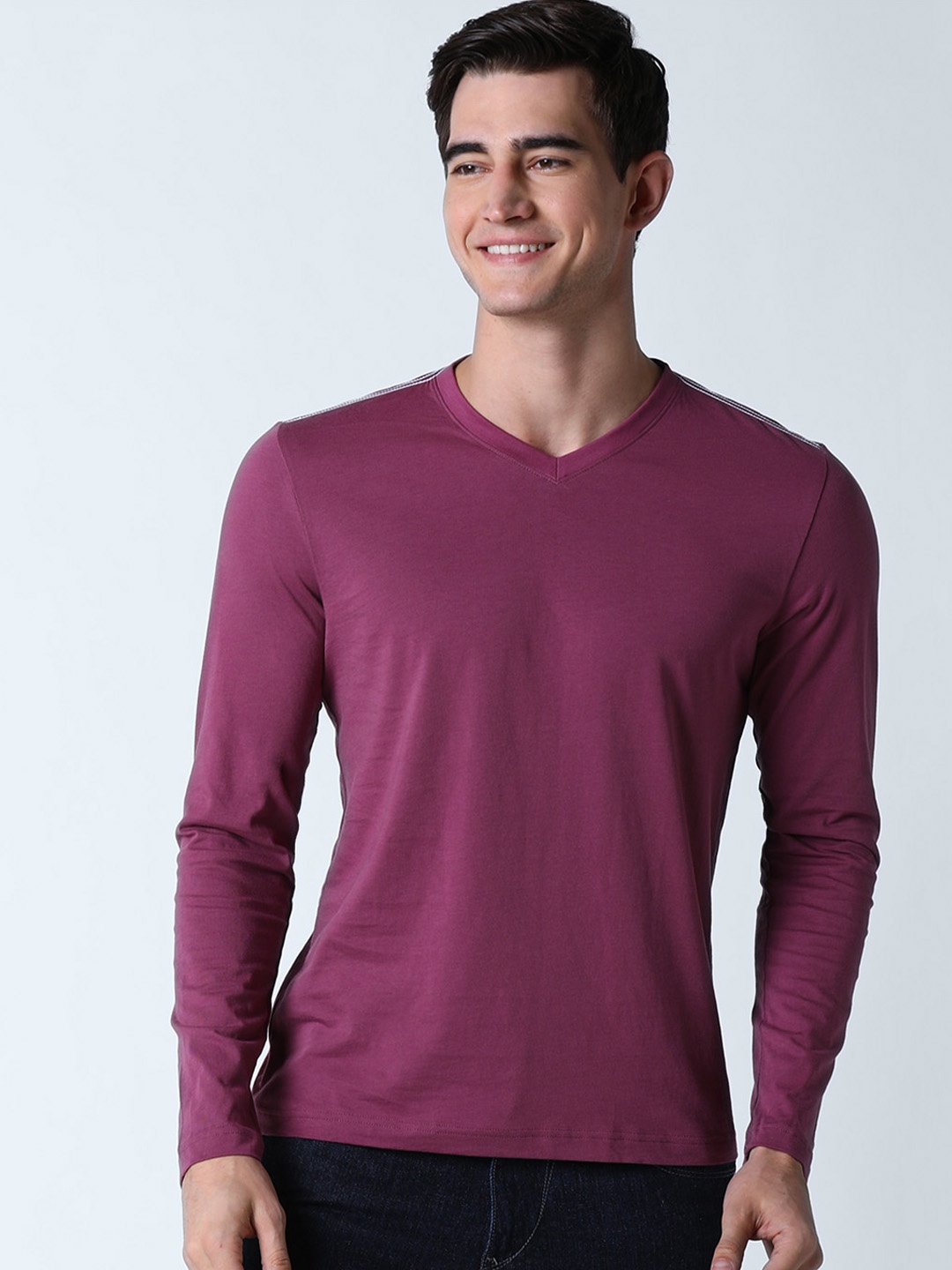 Huetrap Men Magenta Solid V-Neck T-shirt