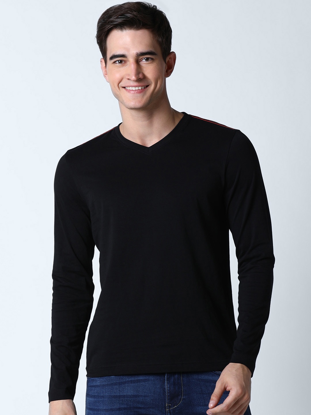 

Huetrap Men Black Solid V-Neck T-shirt