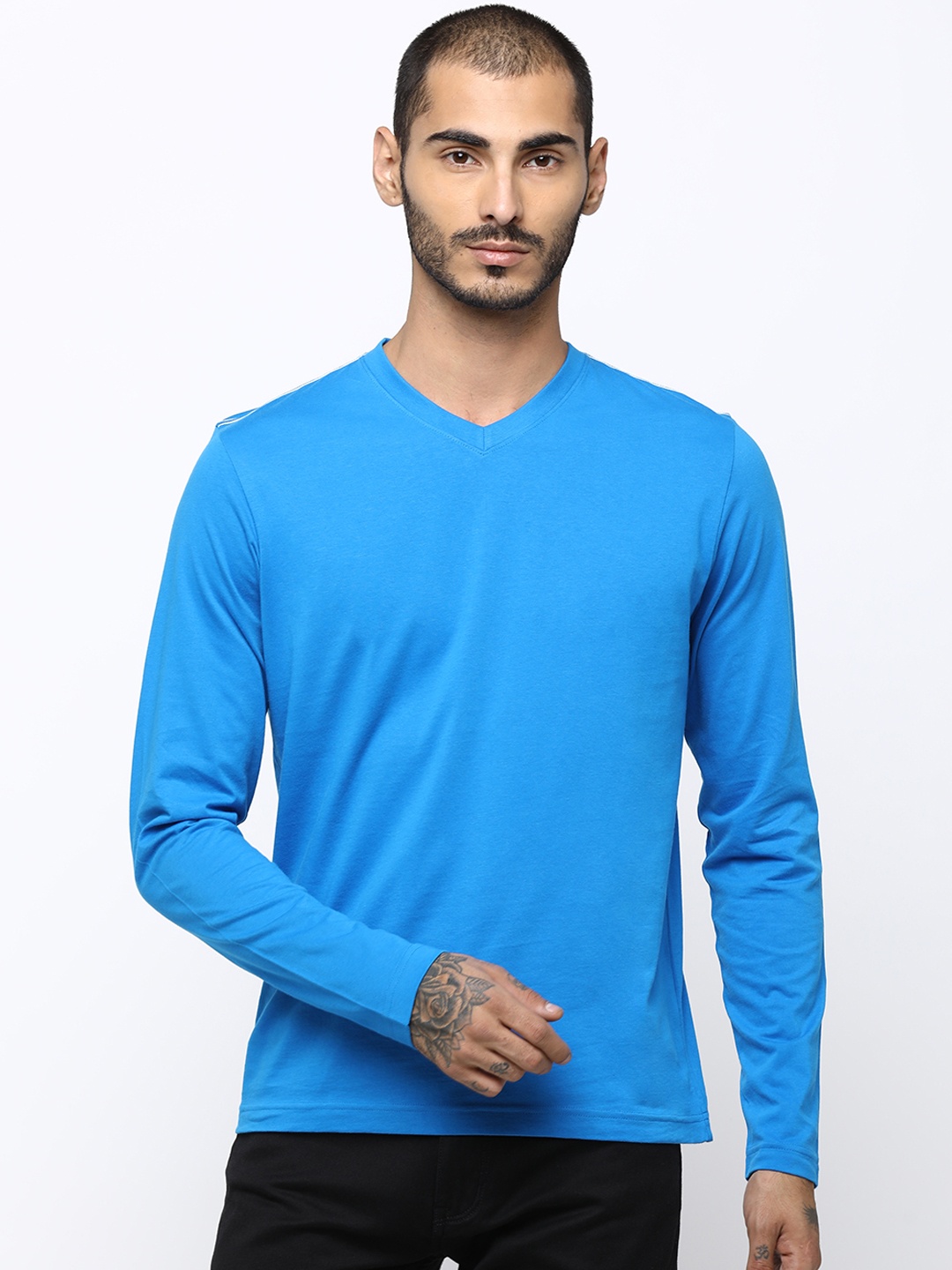 

Huetrap Men Blue Solid V-Neck T-shirt