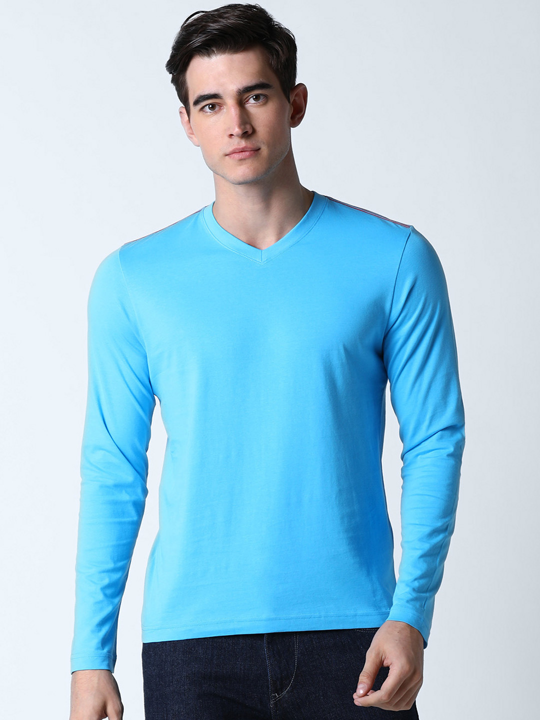 

Huetrap Men Blue Solid V-Neck T-shirt