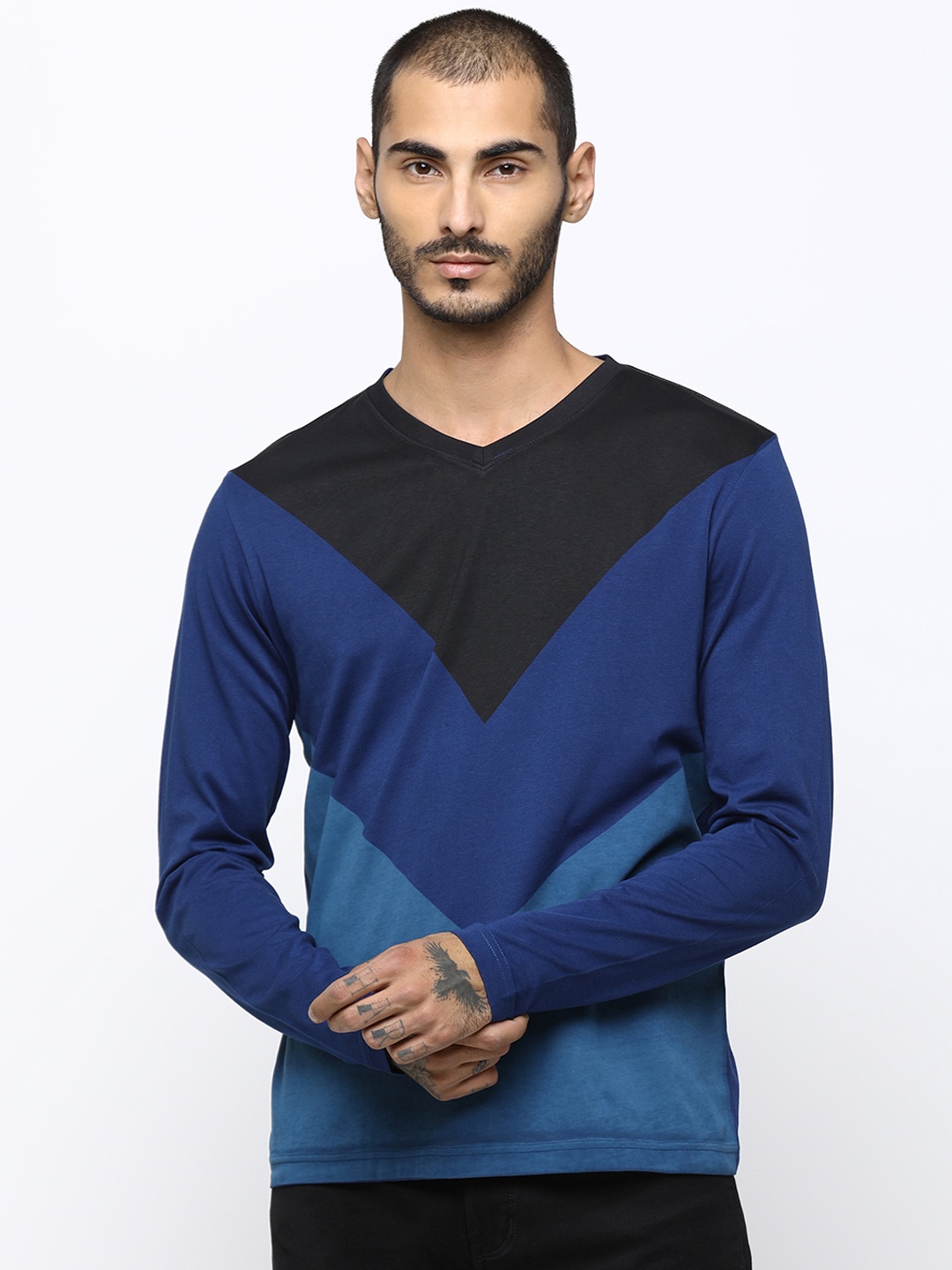 

Huetrap Men Navy Blue Colourblocked V-Neck T-shirt