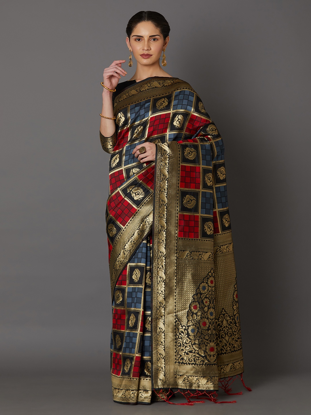

Mitera Black & Gold-Toned Silk Blend Woven Design Kanjeevaram Saree