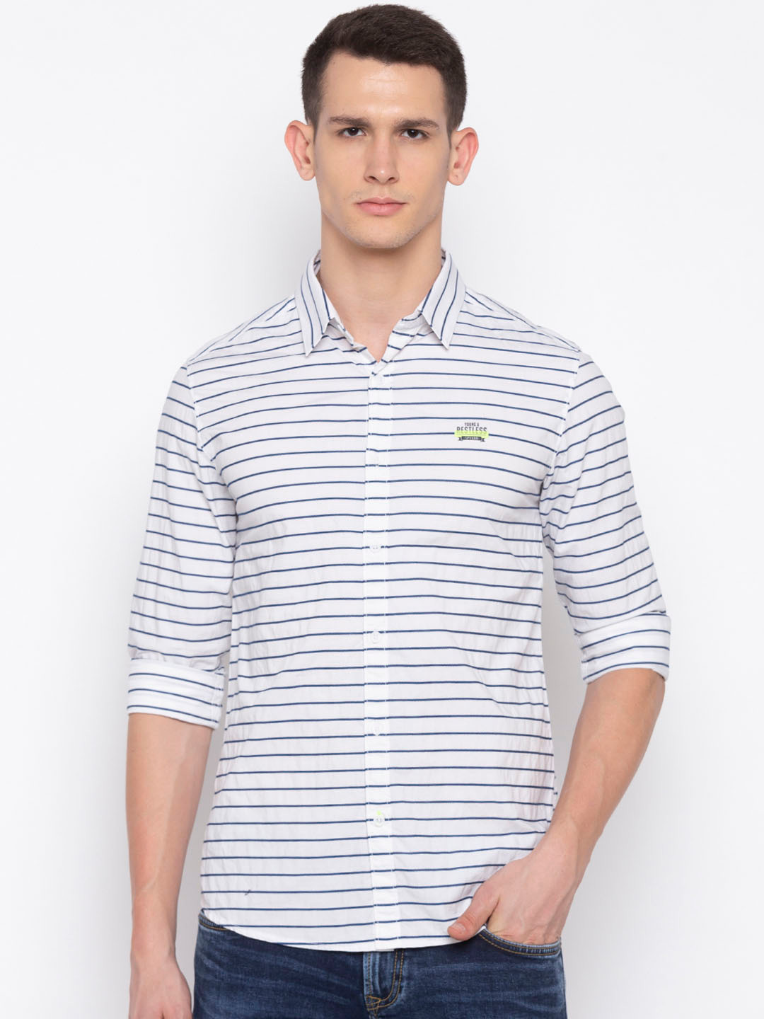 

SPYKAR Men White & Navy Blue Slim Fit Striped Casual Shirt