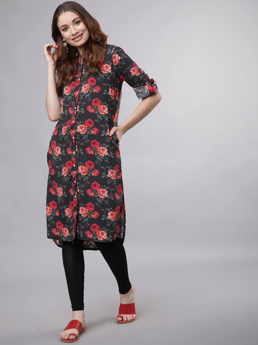 

Vishudh Women Black & Red Floral Printed Straight Kurta