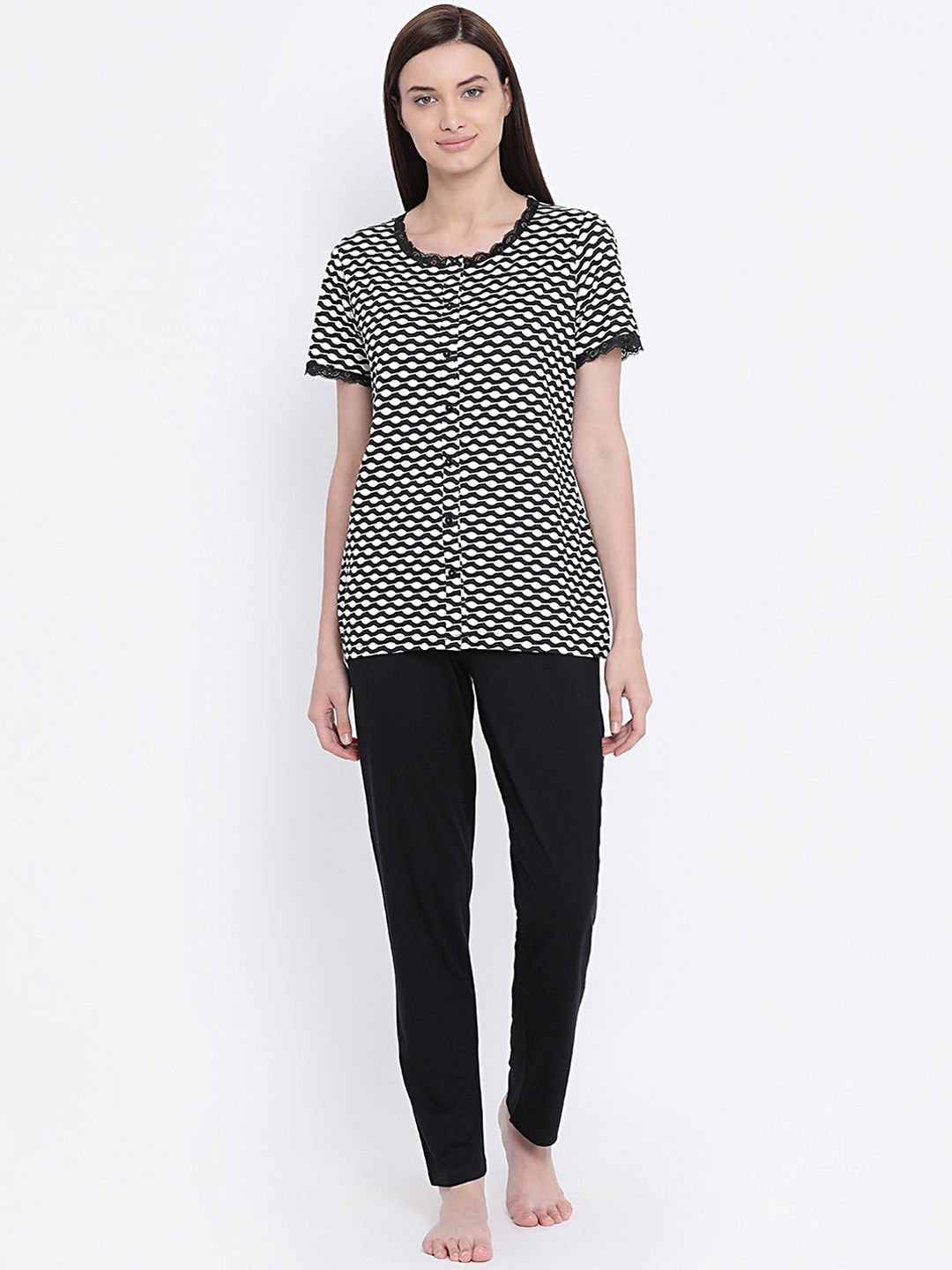 

Kanvin Women Black & White Printed Night suit