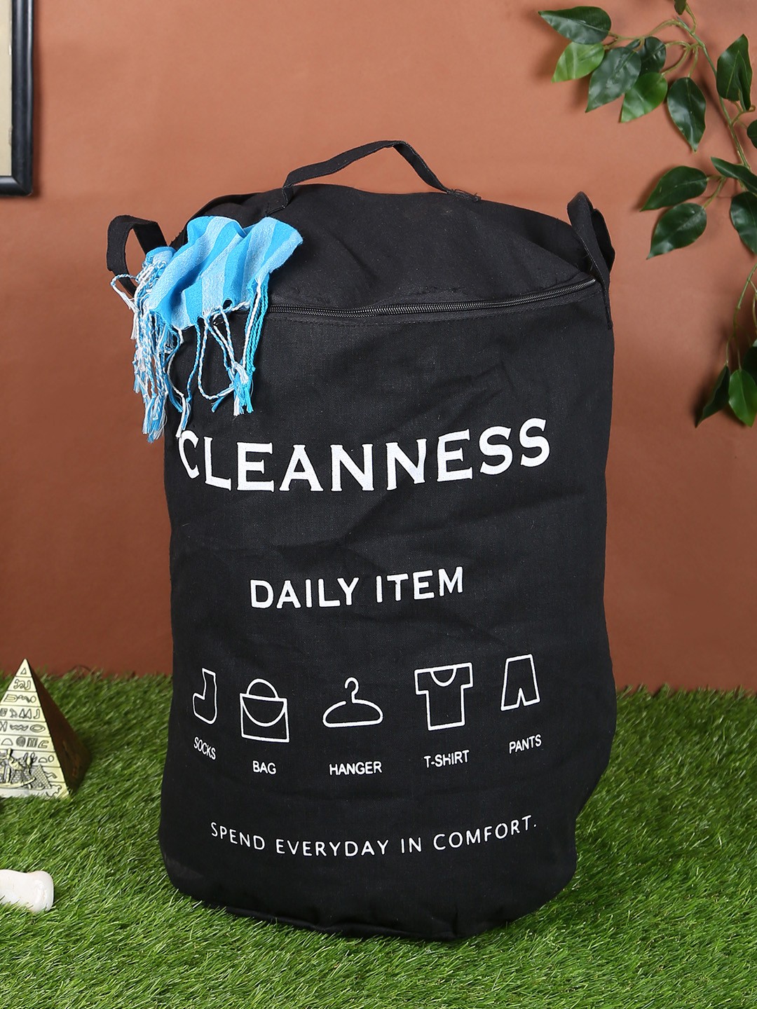 

Cortina Black & White Printed Laundry Bag