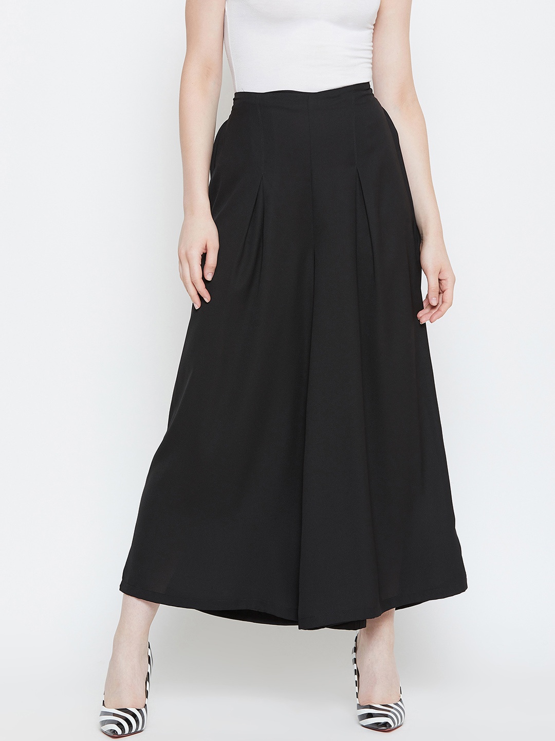 La Zoire Women Black Solid Flared Palazzos