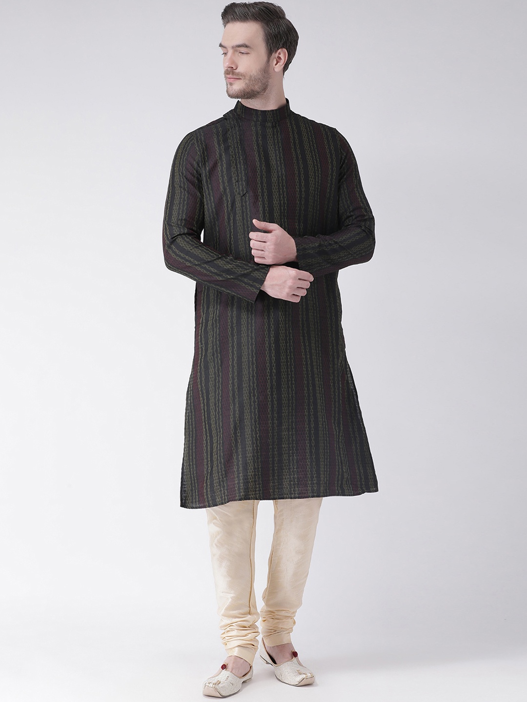 

DEYANN Men Black & Cream-Coloured Self Design Kurta with Churidar