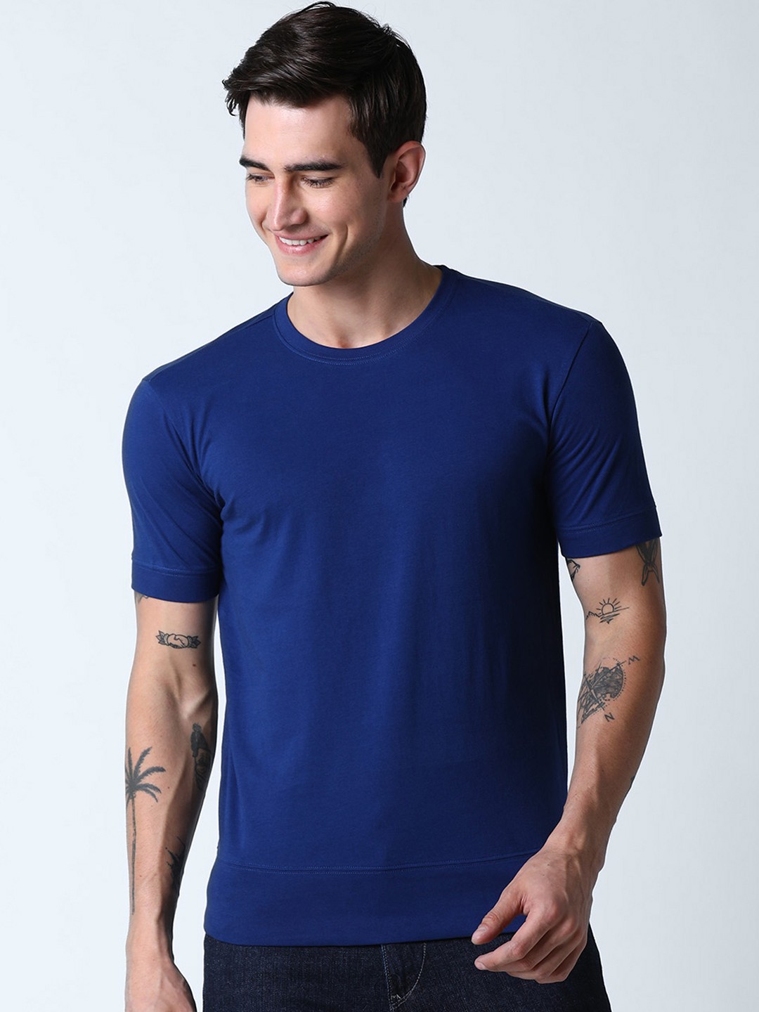 

Huetrap Men Navy Blue Solid Round Neck T-shirt