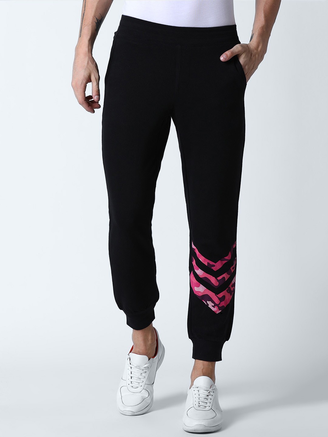 

Huetrap Men Black Solid Straight-Fit Joggers