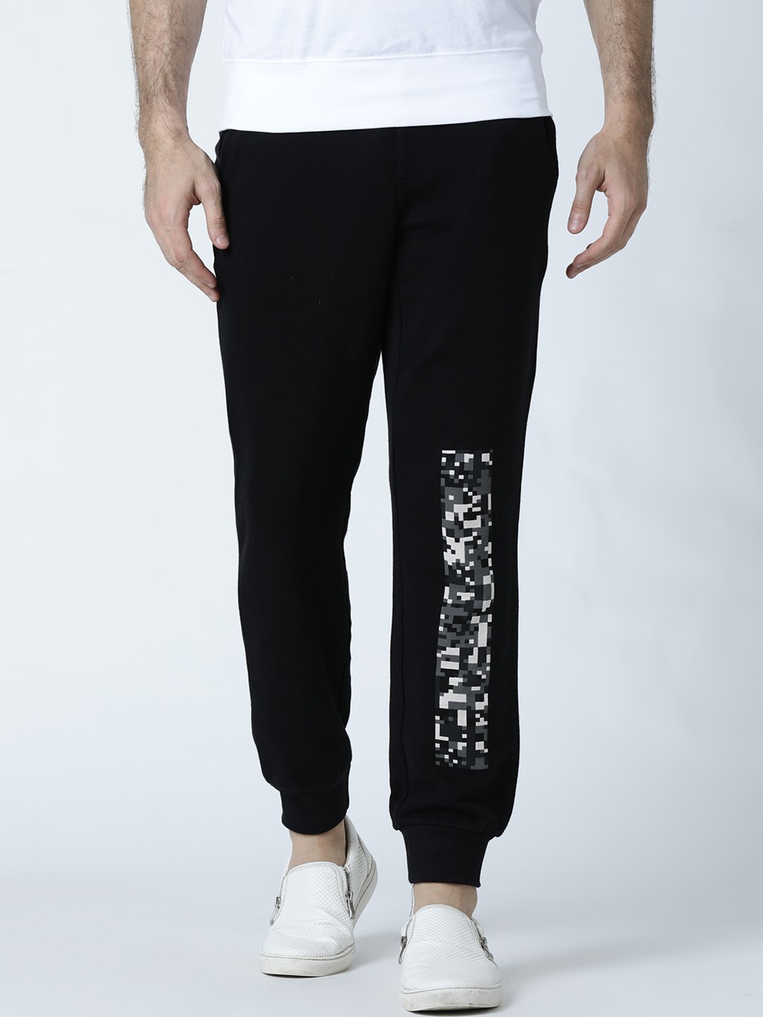 

Huetrap Men Black Solid Straight-Fit Joggers