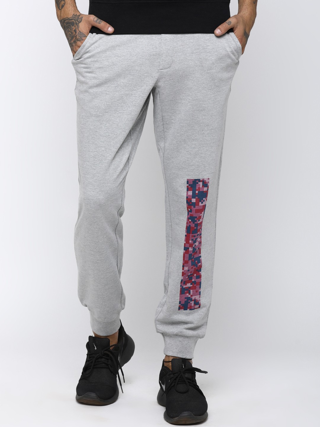 

Huetrap Men Grey Solid Straight-Fit Joggers