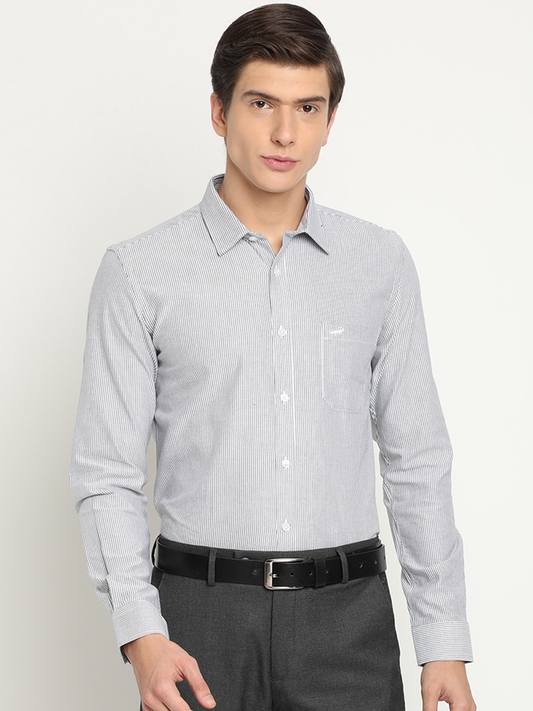 

Crocodile Men Off-White & Black Slim Fit Striped Formal Shirt