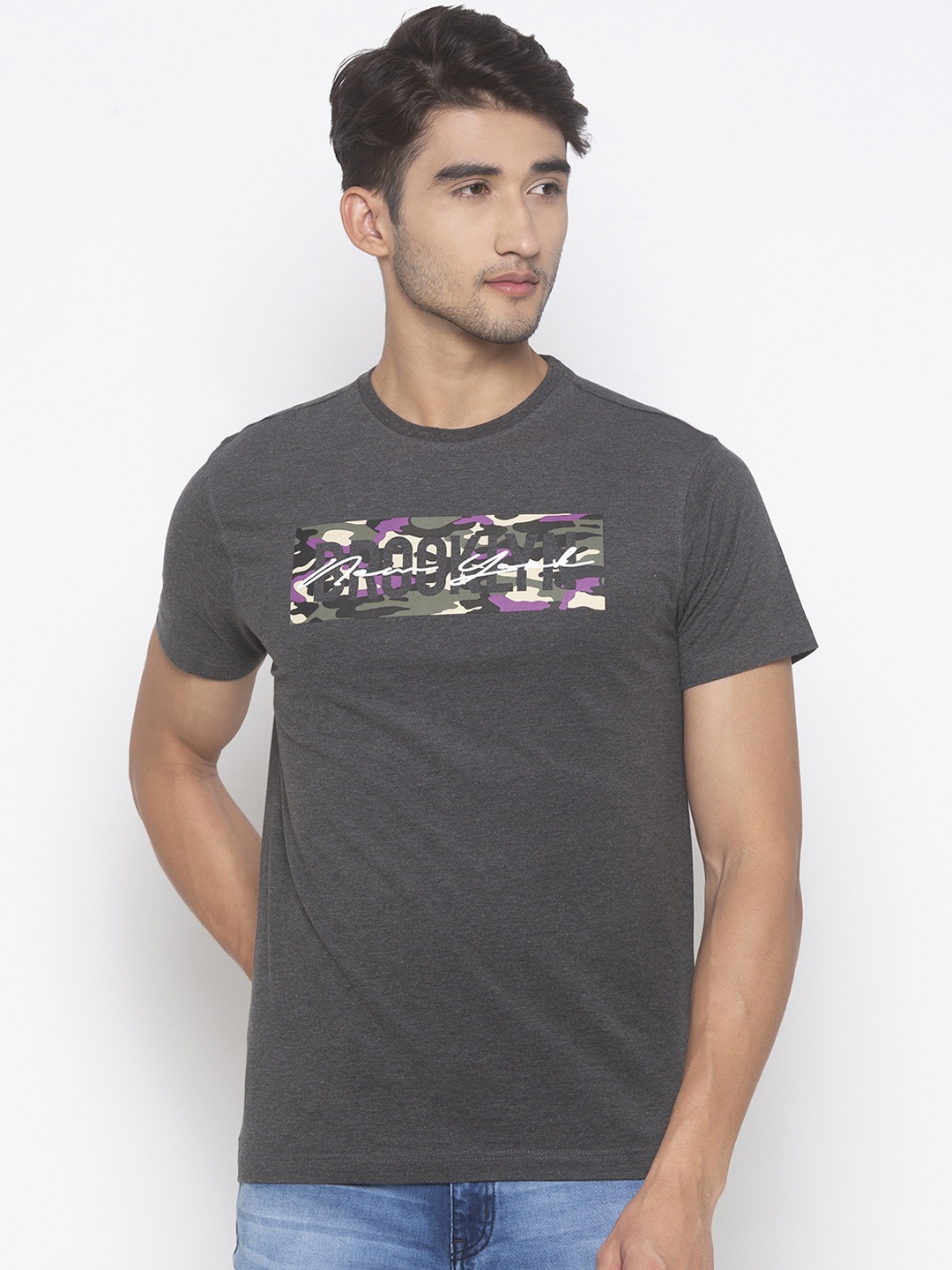 

Globus Men Grey & Pink Printed Slim Fit Round Neck T-shirt