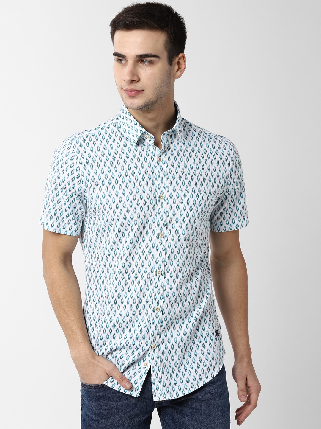 

Peter England Casuals Men White & Blue Slim Fit Printed Casual Shirt