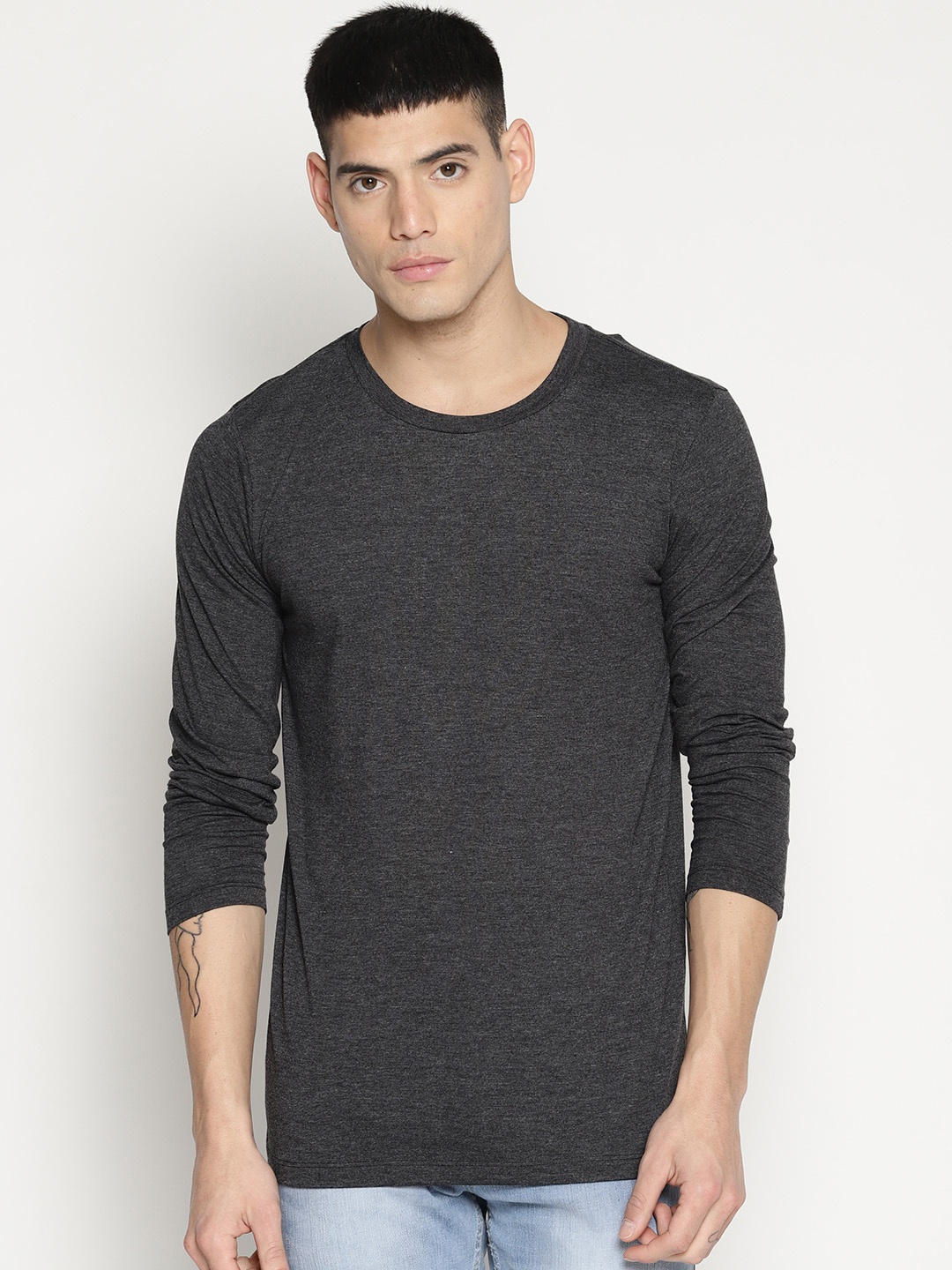 

IMPACKT Men Black Solid Round Neck T-shirt
