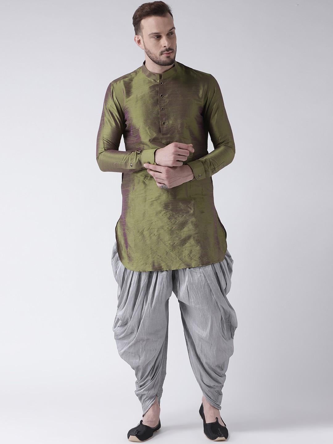 

DEYANN Men Green & Silver-Toned Solid Kurta with Patiala