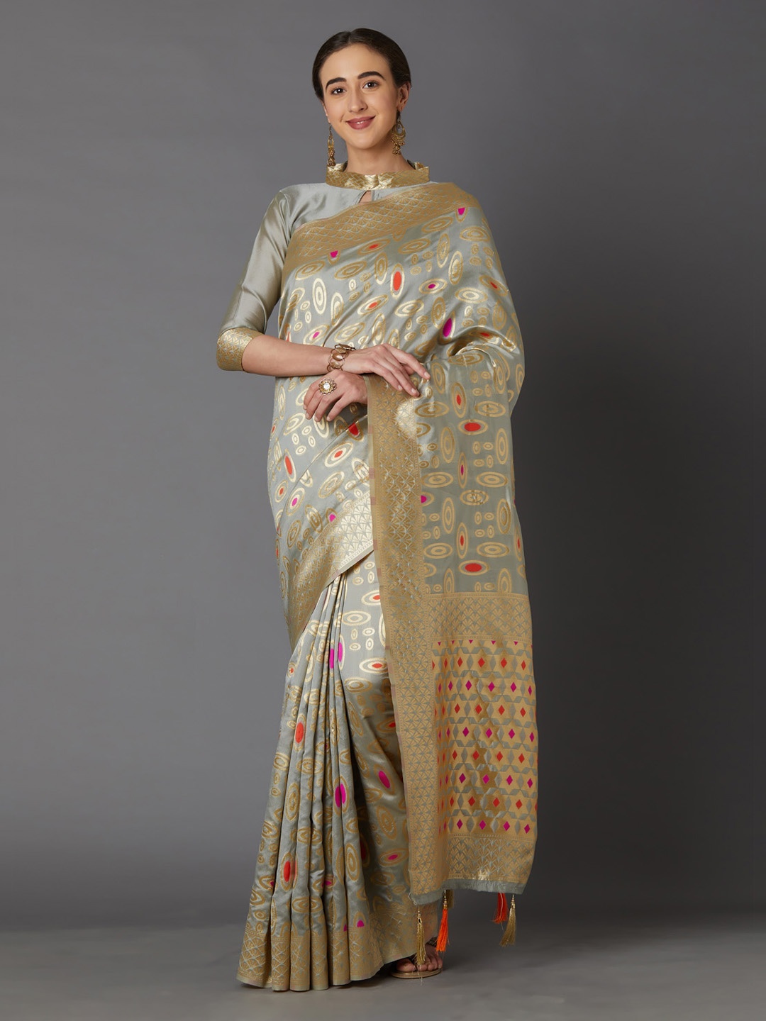 

Mitera Grey & Gold-Coloured Silk Blend Woven Design Kanjeevaram Saree