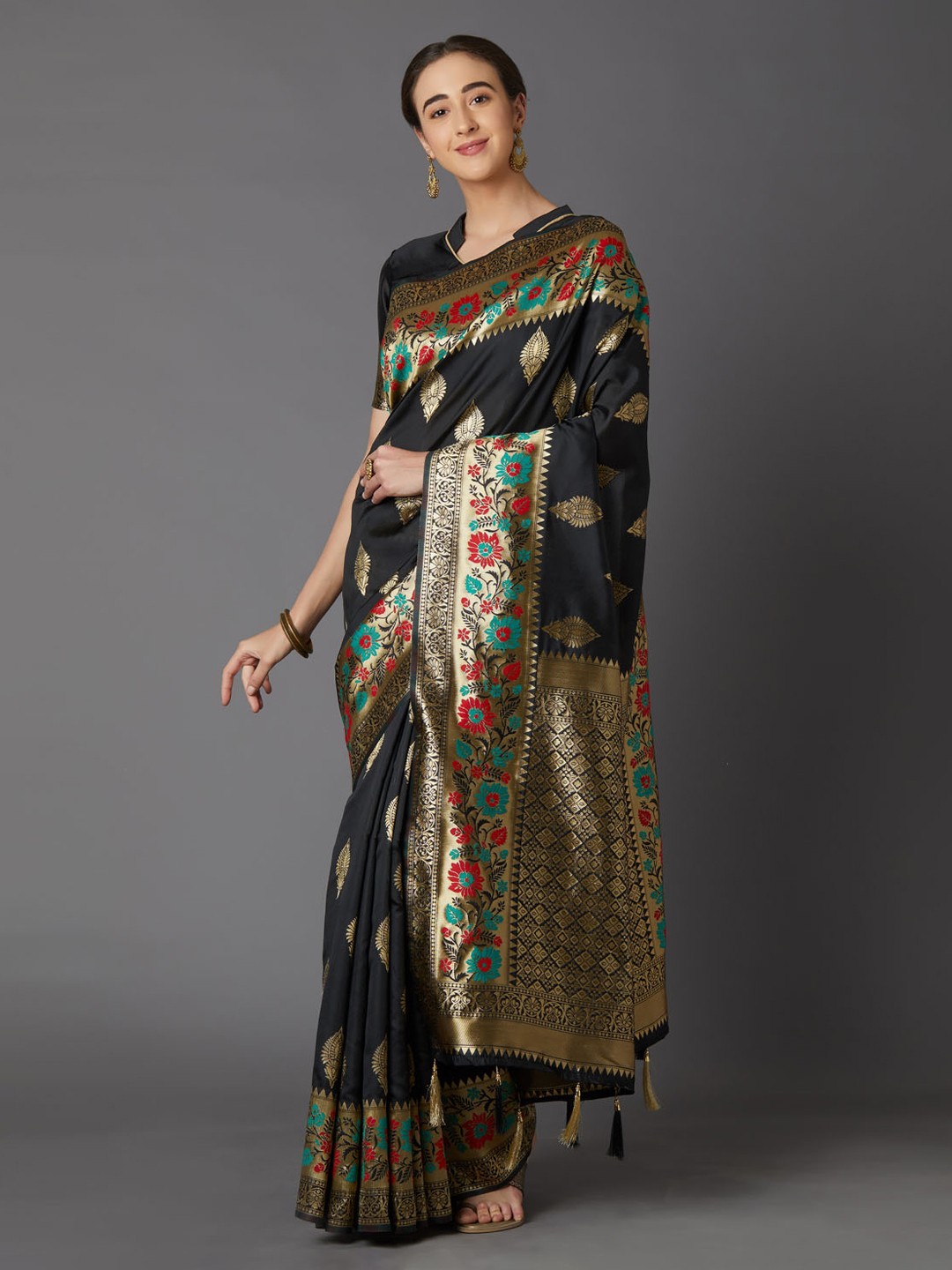 

Mitera Black & Gold-Coloured Silk Blend Woven Design Kanjeevaram Saree