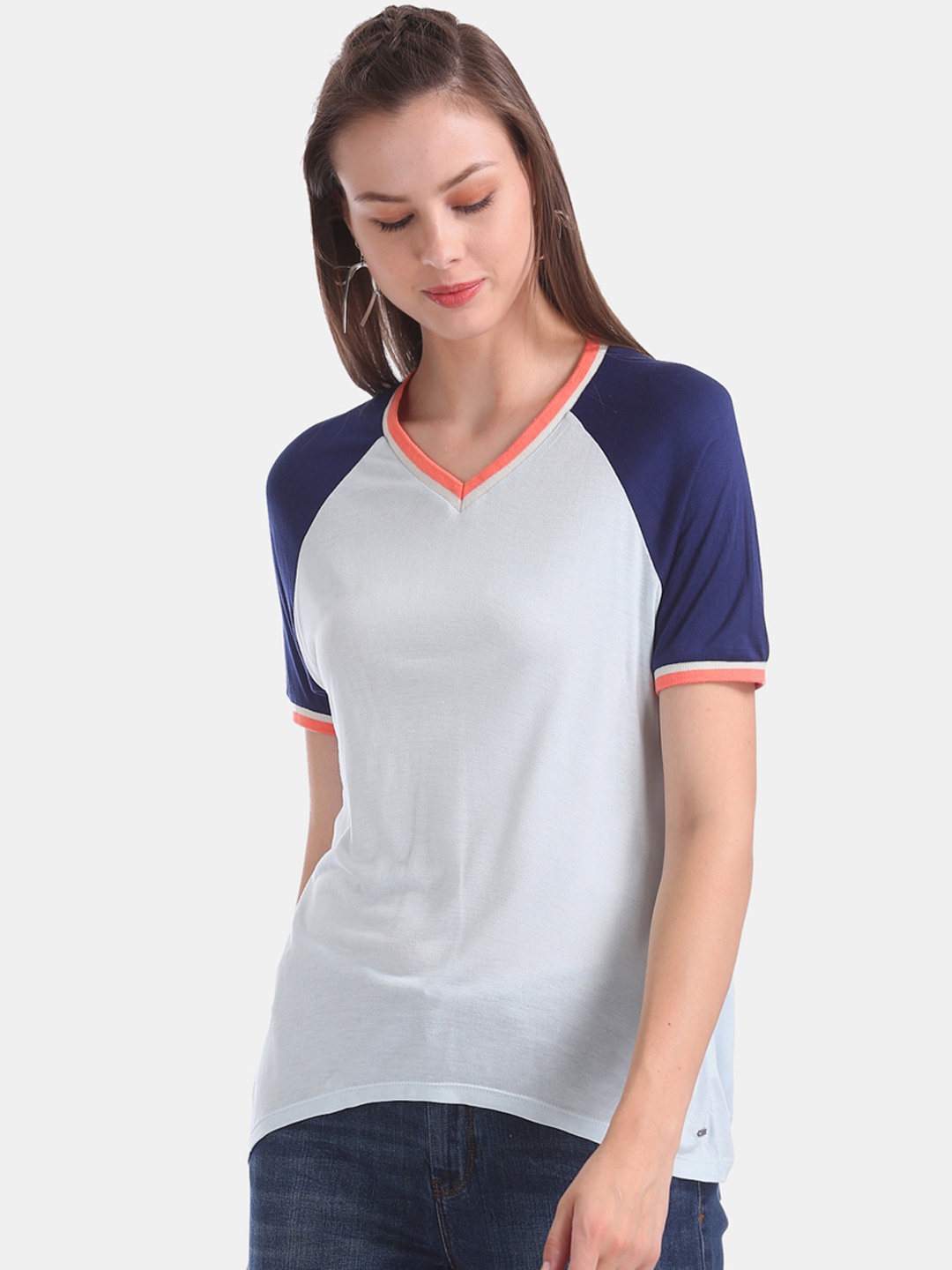 

Flying Machine Women White & Navy Blue Solid V-Neck T-shirt