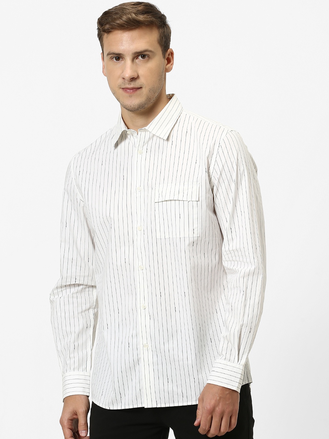 

Celio Men White & Navy Blue Regular Fit Striped Casual Shirt