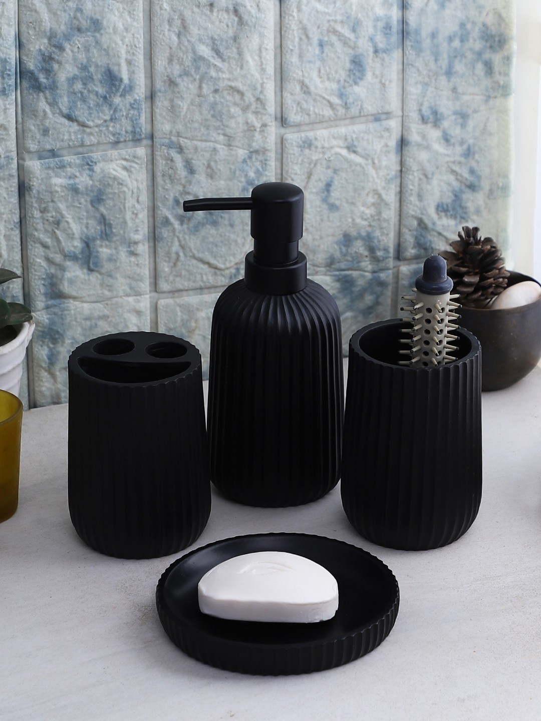 

Cortina 4-Piece Black Solid Resin Bathroom Accessories