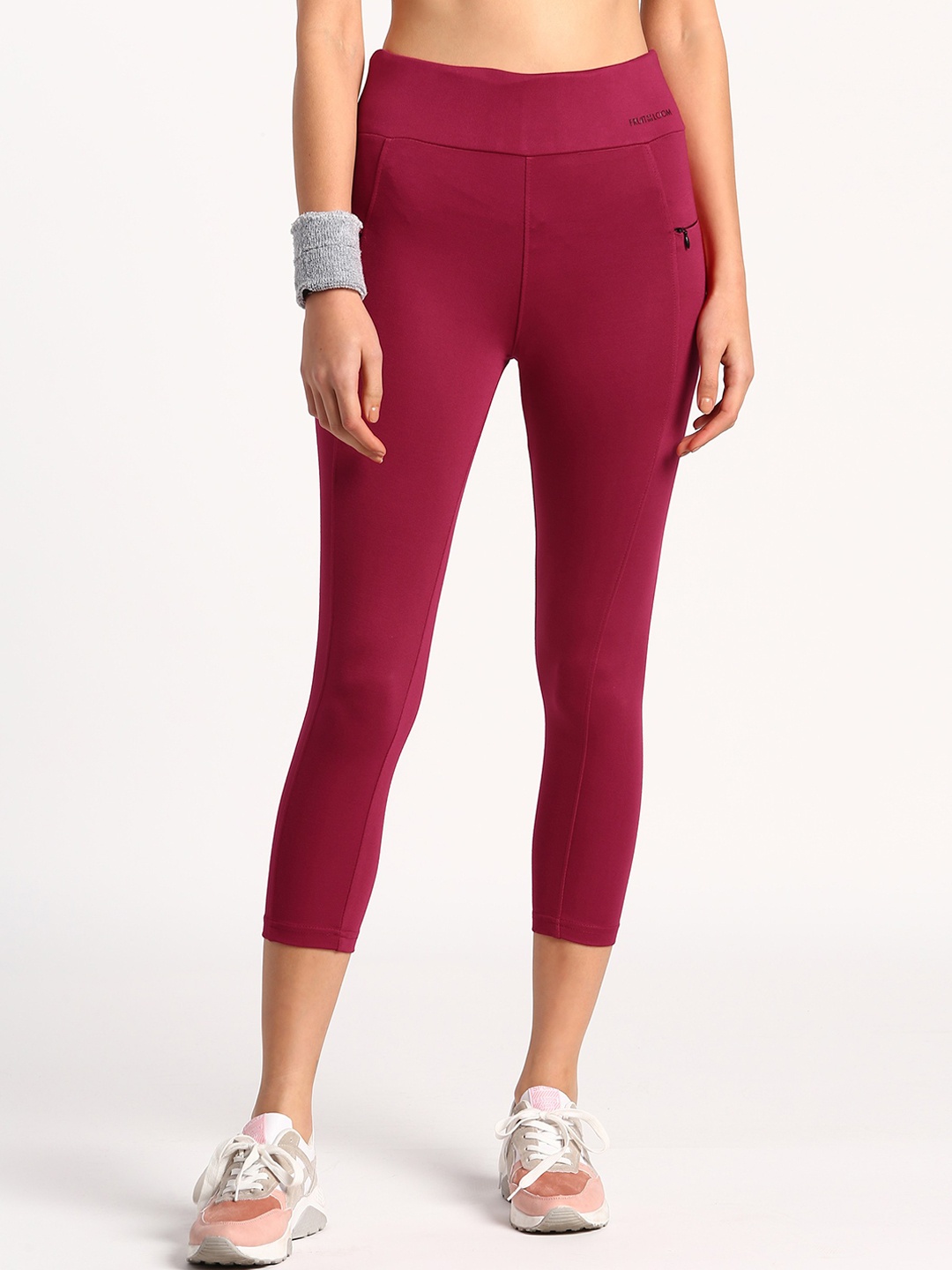 

Fruit of the loom Women Red Solid Tight Fit Intellifresh Sports Capris