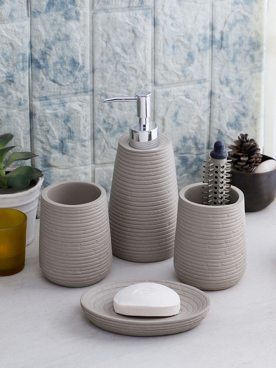 

Cortina Set Of 4 Grey Solid Resin Bathroom Accessories