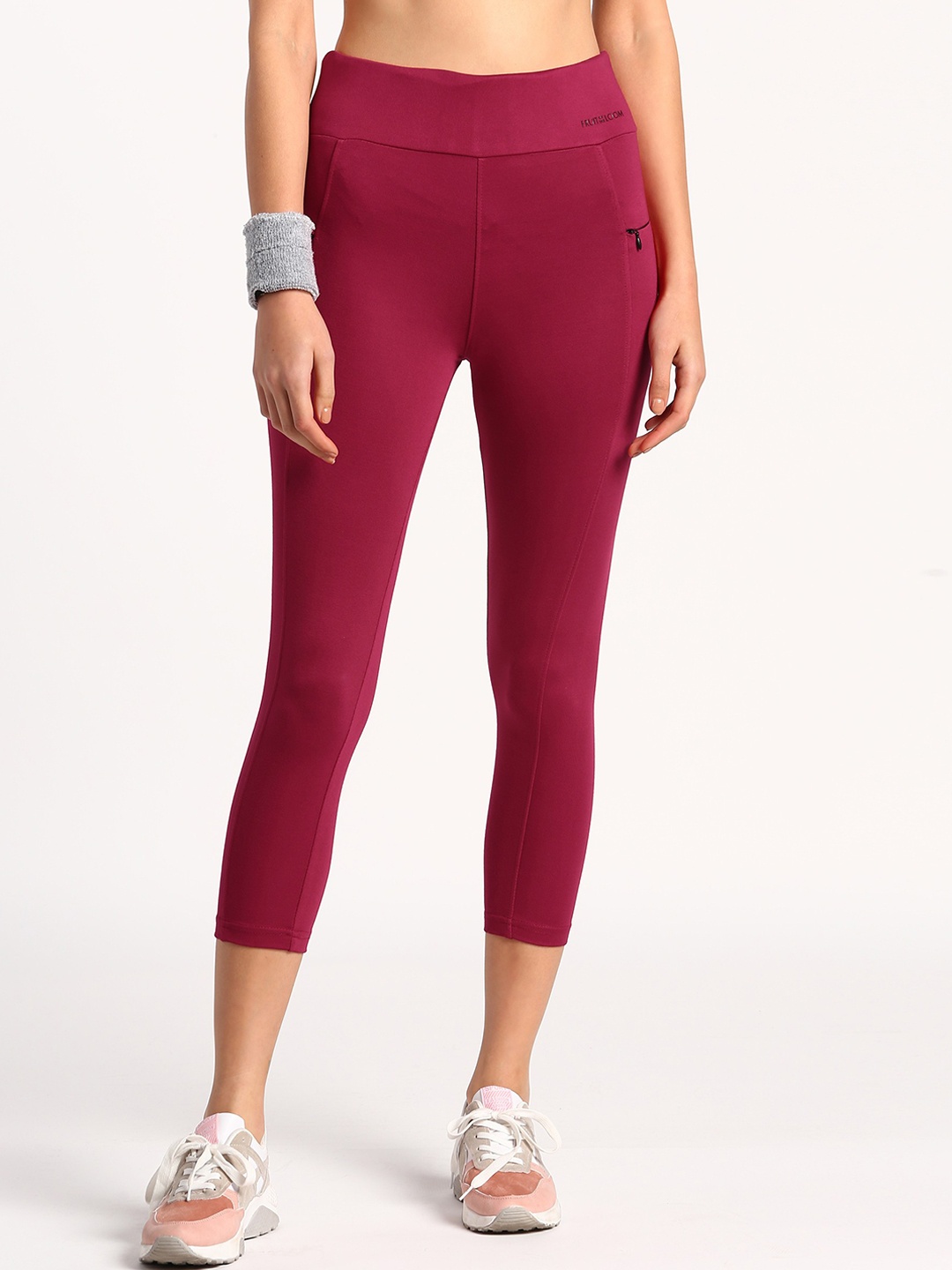 

Fruit of the loom Women Red Solid Tight Fit Intellifresh Sports Capris