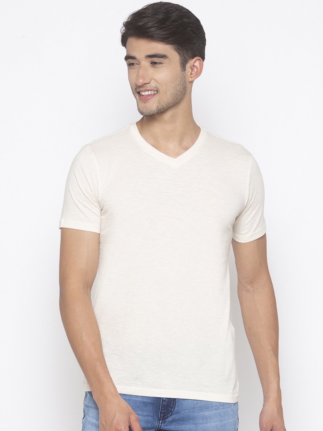 

Globus Men Beige Solid V-Neck Slim Fit T-shirt