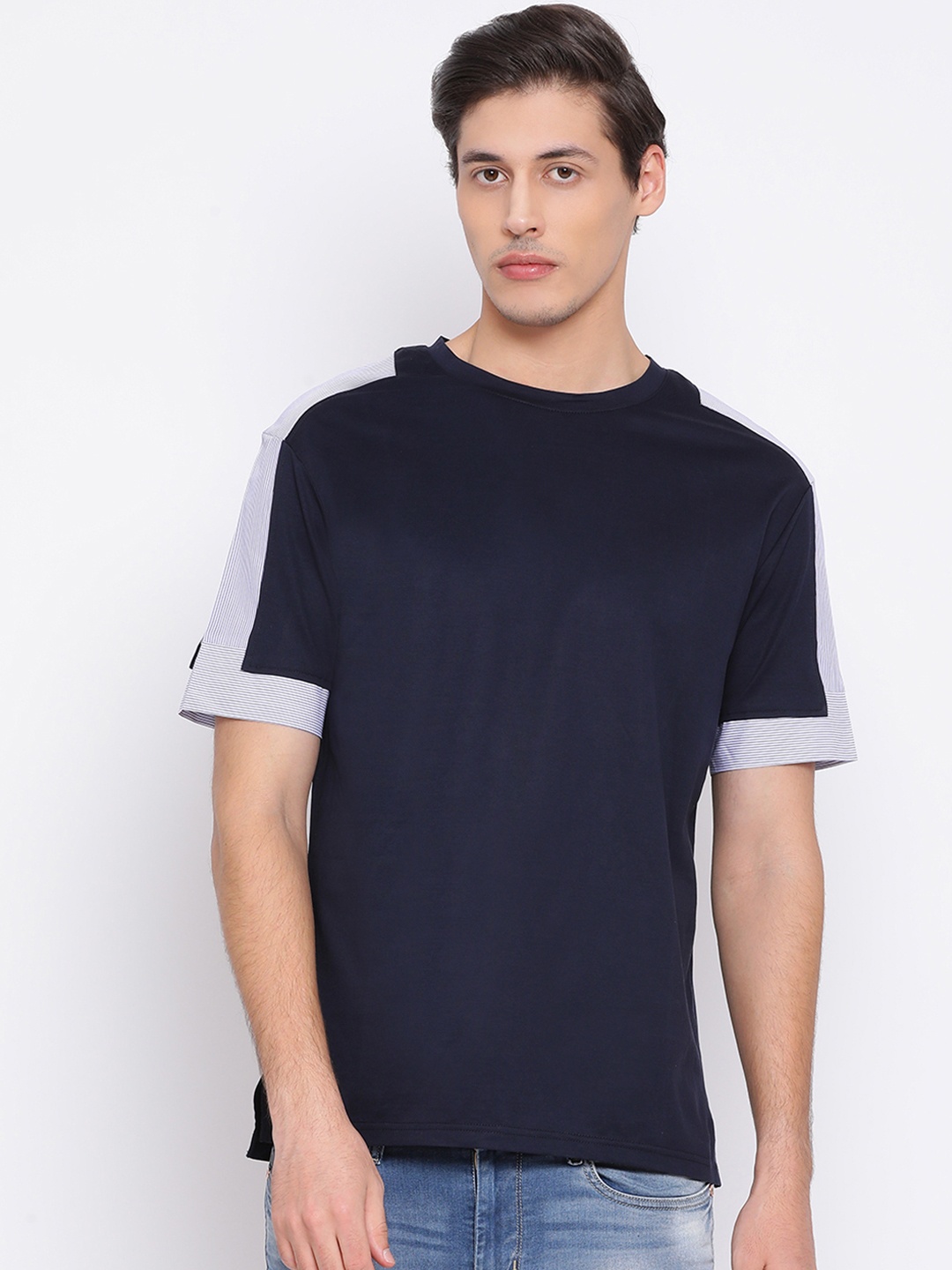 

Antony Morato Men Navy Blue & White Colourblocked Round Neck T-shirt