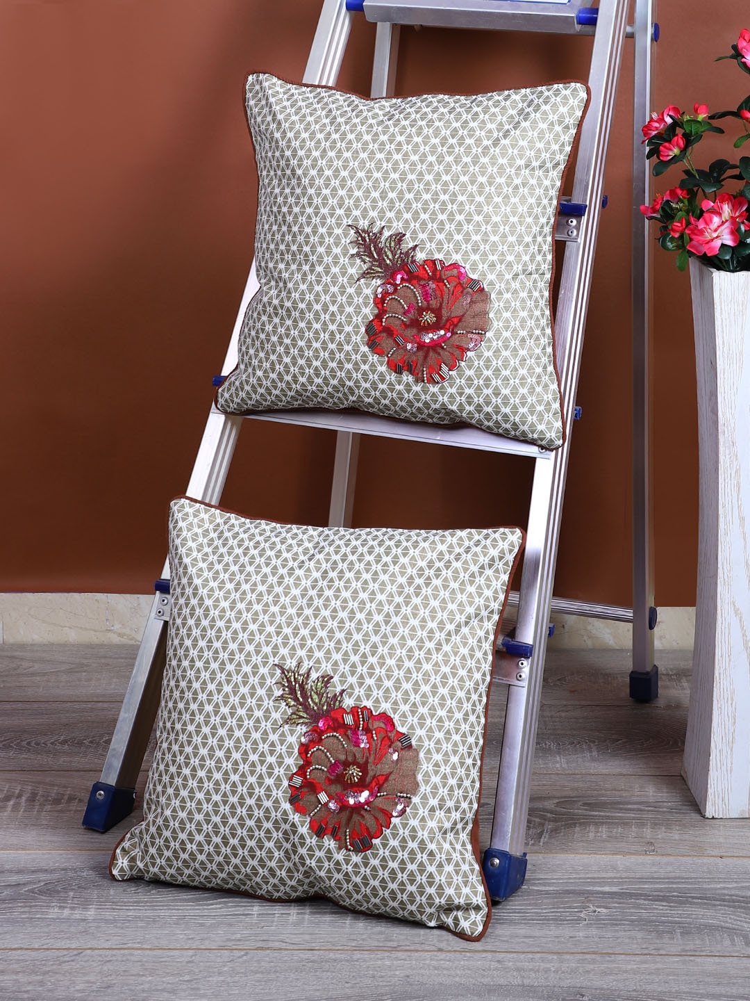 

eyda Green & Red Set of 2 Abstract Square Cushion Covers