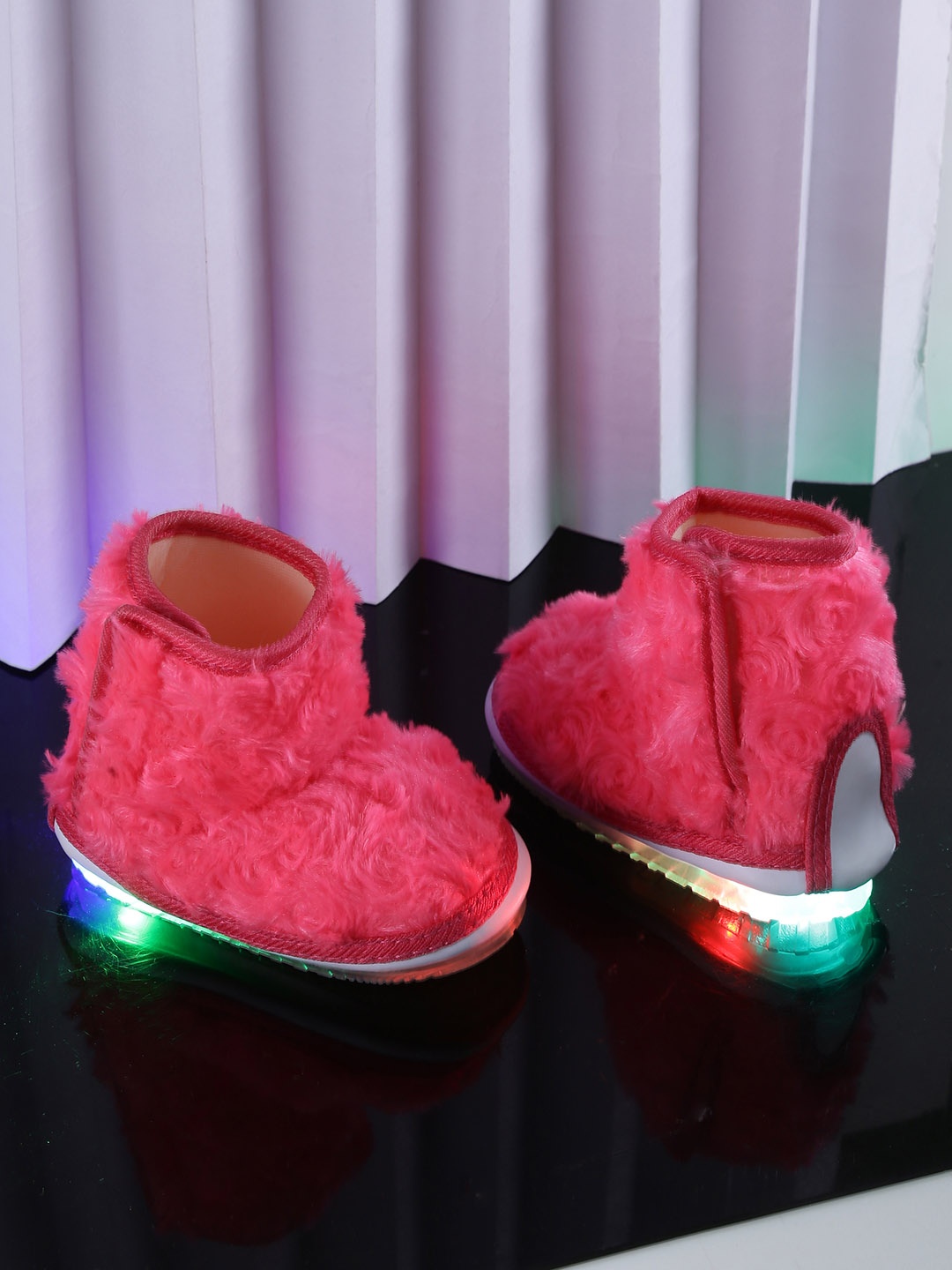 

CHiU Kids Pink Solid Mid-Top LED Slip-On Sneakers
