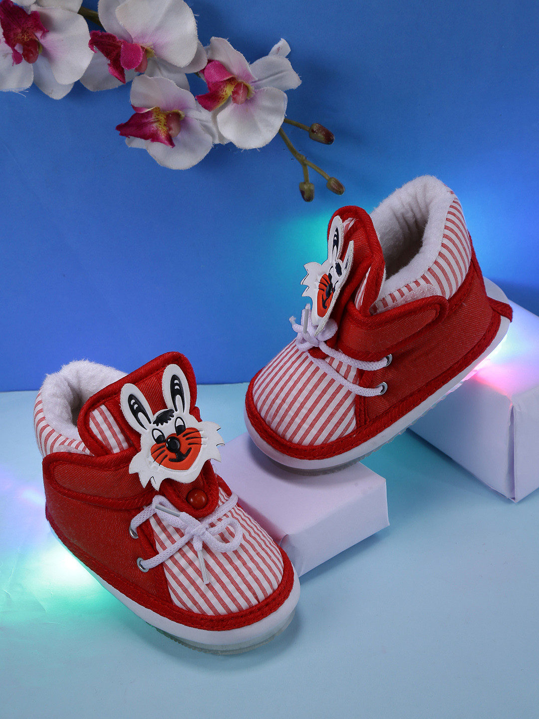 

CHiU Kids & White Red Striped Textile Mid-Top LED Sneakers
