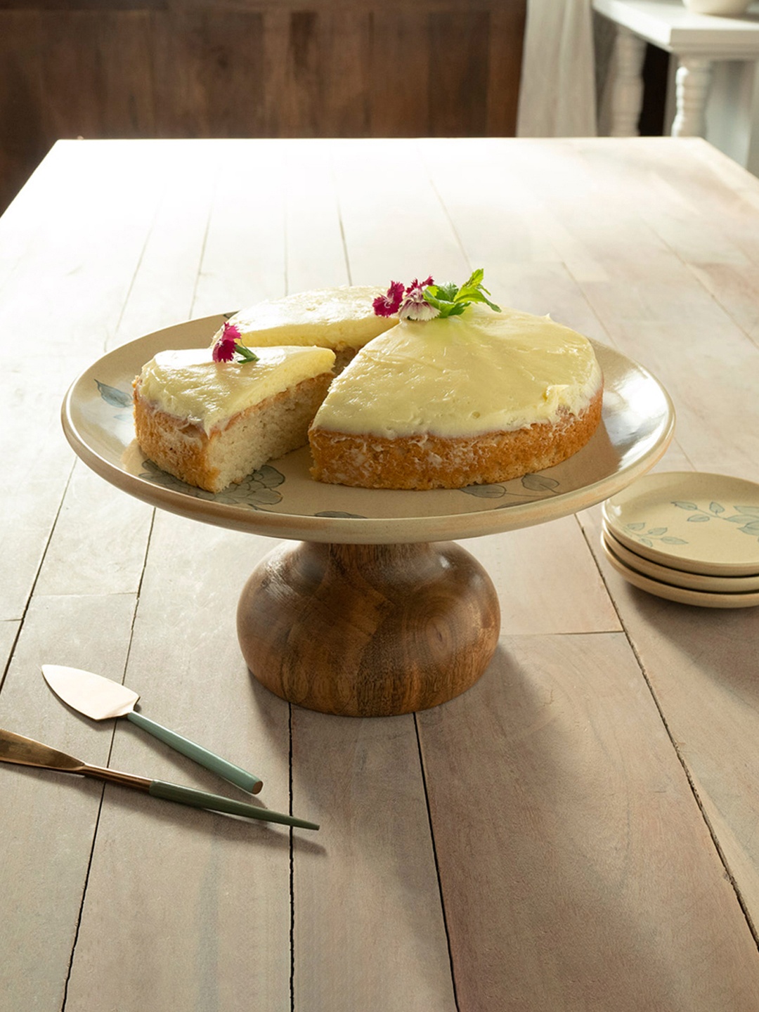 

ellementry Off White & Brown Fiore Ceramic Cake Stand With Wooden Base